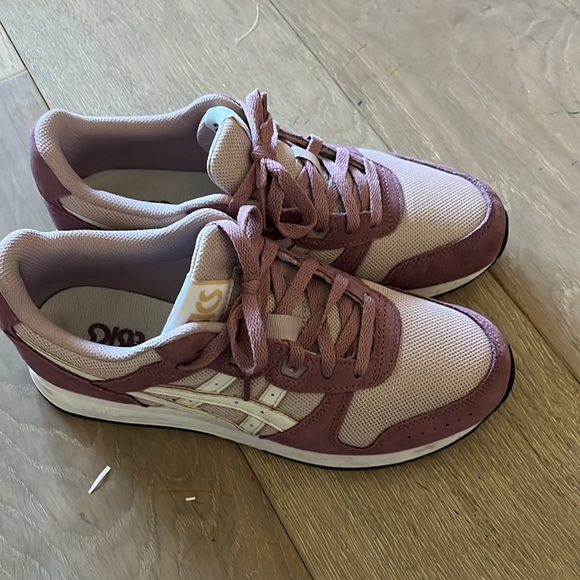 Only wore once women size 9 vintage style ASICS. - Picture 6 of 9